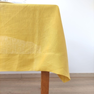 Toalha de mesa amarela com textura em mesa de madeira