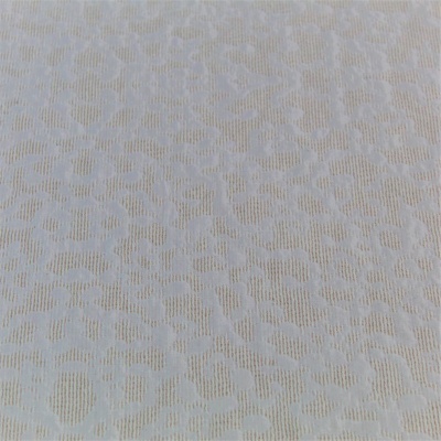 tecido claro com padrão animal print em tons de bege e branco