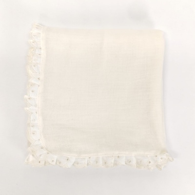 Pano branco com rebordo de renda creme