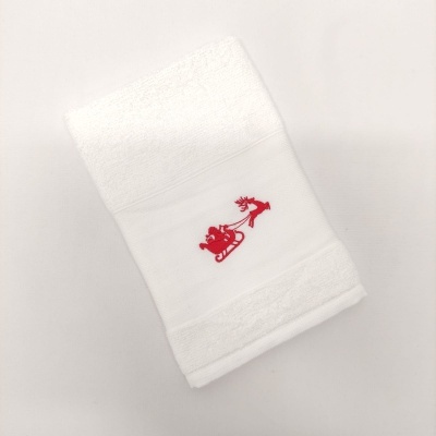 Toalha branca com bordado vermelho de trenó e rena