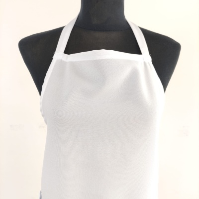 Avental branco com alças ao pescoço num manequim preto