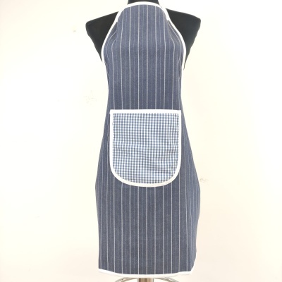 Avental azul riscado com bolso xadrez em manequim preto