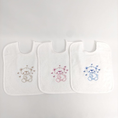 Três babetes brancos com ursinhos bordados em castanho, rosa e azul