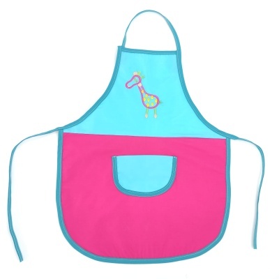 Avental infantil azul claro e rosa com bordado de girafa