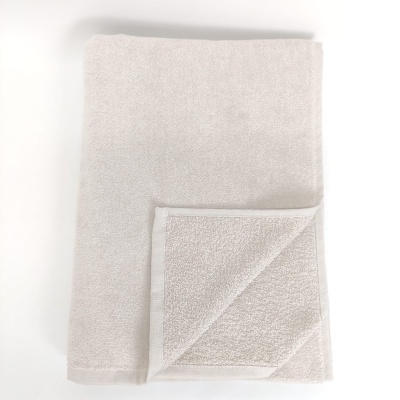 Toalha branca de banho dobrada com canto virado para cima