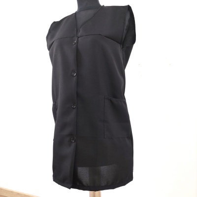 Colete preto com botões e bolsos exibido em manequim.