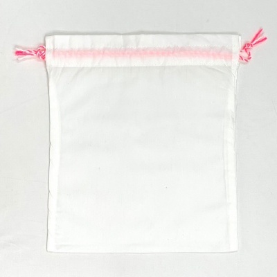 Saco de pano branco com cordão rosa