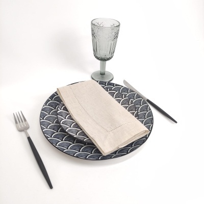 Conjunto de jantar com prato decorativo, guardanapo, talheres e copo em fundo branco