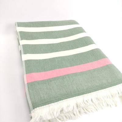 Toalha de tecido com riscas verde, branco e rosa e franjas brancas