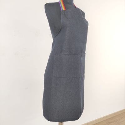 Avental cinzento escuro com bolsos frontais num manequim