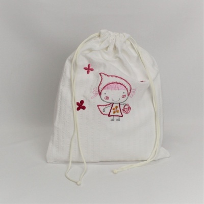 Saco de tecido branco com desenho bordado de duende em rosa e vermelho