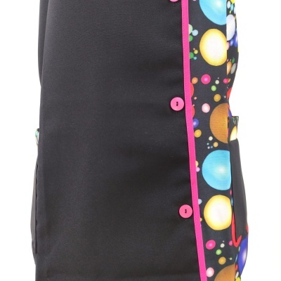 Tecido preto com botões rosa e faixa lateral com padrão colorido de esferas