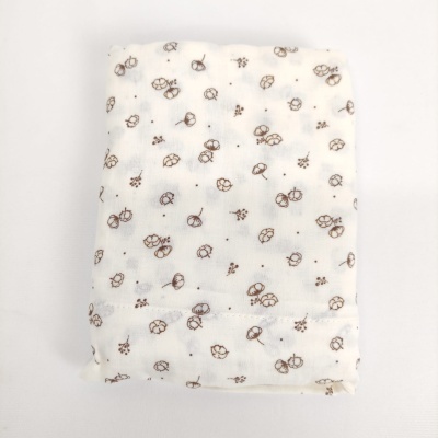 Pano branco com padrão de algodão castanho em fundo branco