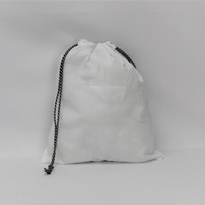 Saco branco de tecido com cordão preto e branco