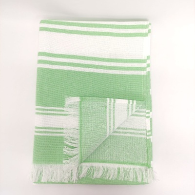 Toalha verde claro e branca com riscas e franjas