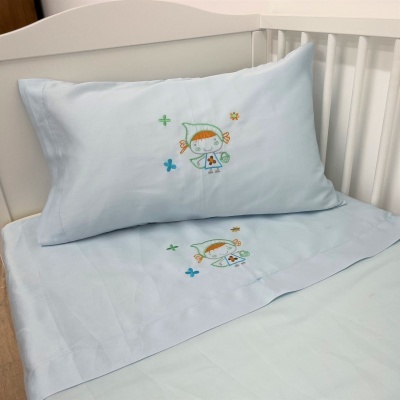 Jogo de cama azul claro para berço com bordados coloridos de menina e flores