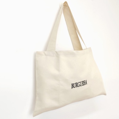 Saco de tecido creme com texto 'BURGUESA' impresso