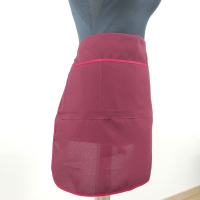 Avental magenta com costuras rosa em manequim azul