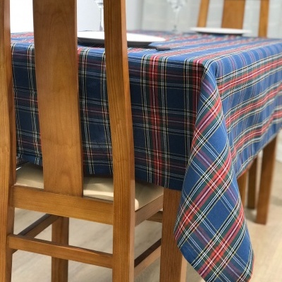 toalha de mesa xadrez azul sobre mesa e cadeiras de madeira