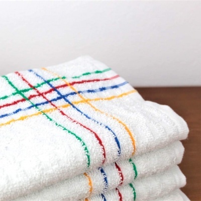 Toalhas brancas empilhadas com padrões coloridos quadriculados