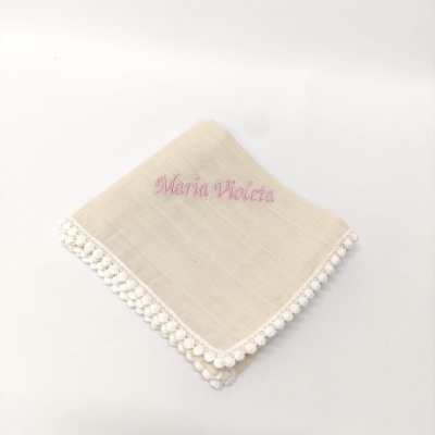 Lenço branco bordado 'Maria Violeta' com pompons na borda sobre fundo branco
