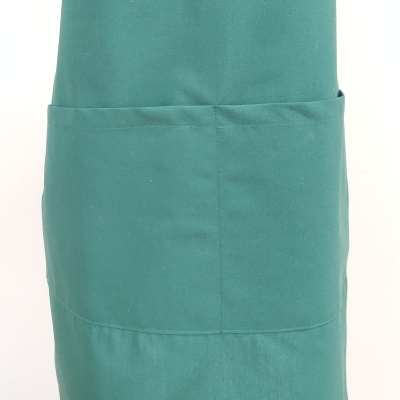 Avental verde água com bolso frontal e fundo branco