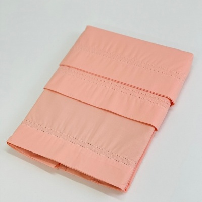 Conjunto de lençóis cor de salmão com bordados delicados