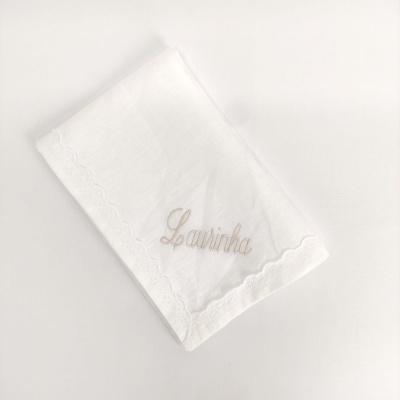 Guardanapo branco com bordado 'Laurinha' e borda rendada