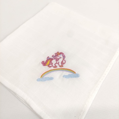Fralda branca com bordado de unicórnio e arco-íris