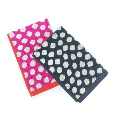 Toalhas de mão cor-de-rosa e azul-escura com bolinhas brancas