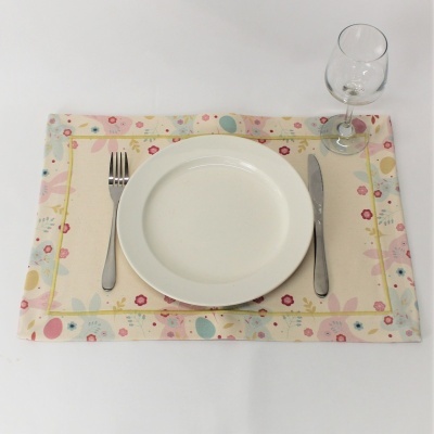 jogo americano floral com prato branco, talheres e taça