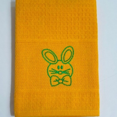Toalha amarela com bordado de coelho verde