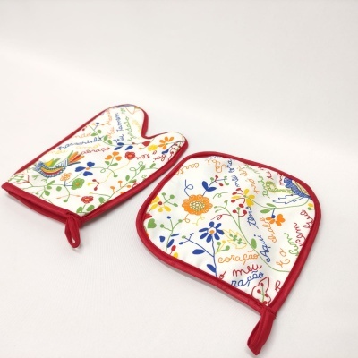 Conjunto de manoplas de cozinha florais com bordas vermelhas