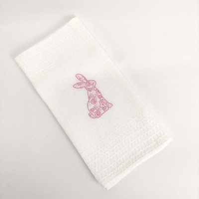 Toalha branca com bordado rosa de coelho