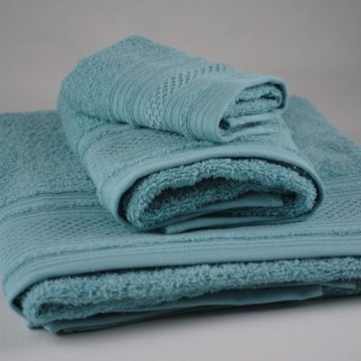 Conjunto de duas toalhas azul claro com padrão em relevo