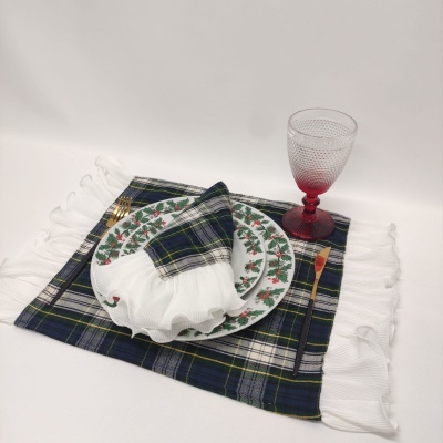 Conjunto de mesa com sousplat xadrez, prato floral, guardanapo branco xadrez e copo de cristal vermelho