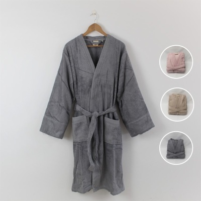 Robe de banho cinzento felpudo com cinto e bolsos pendurado