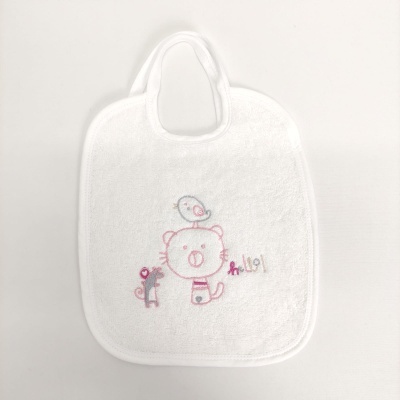 Babete branco com desenho bordado de animal e texto 'Oki'