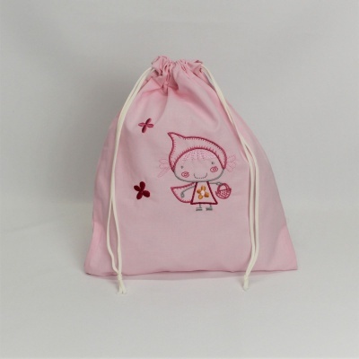 Mochila rosa de pano com desenho bordado de menina e flores