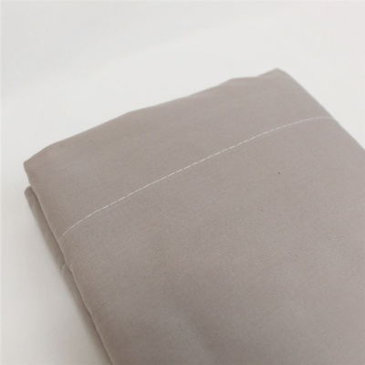 Pano de tecido cinzento claro dobrado com costura branca