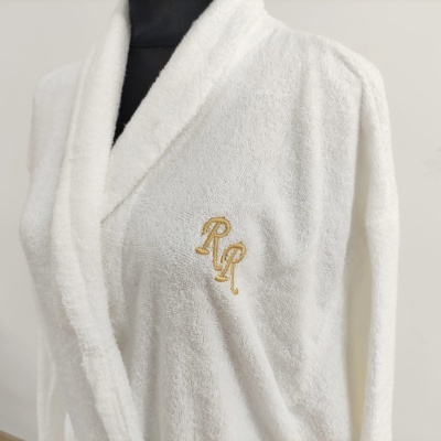 Robe branco felpudo com bordado dourado RR no peito