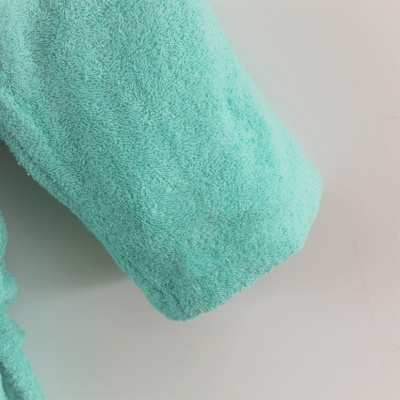 Manga de roupa verde-água felpuda com textura macia