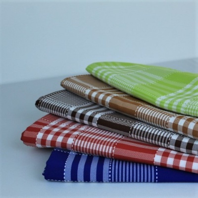 Panos de cozinha xadrez empilhados em várias cores