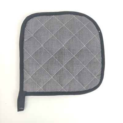 Tampo para panela cinza com costura em padrão de diamante e borda preta