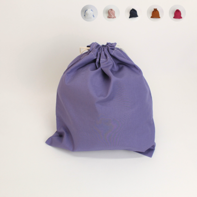 Saco de tecido roxo com cordão e opções de cores mostradas em círculos acima.