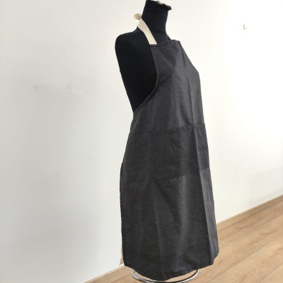 Avental cinza escuro com padrão de riscas finas, alças claras, bolso frontal