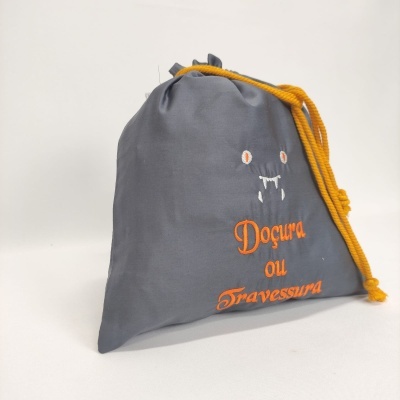 Bolsa cinzenta com cordão amarelo e bordado 