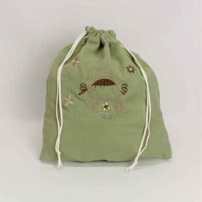 Saco de tecido verde com bordado infantil e cordões brancos
