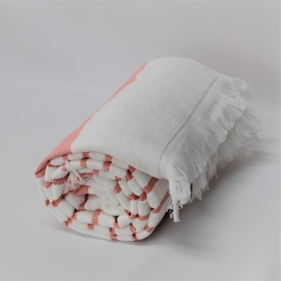 Manta ou toalha branca com riscas rosa e franjas enrolada