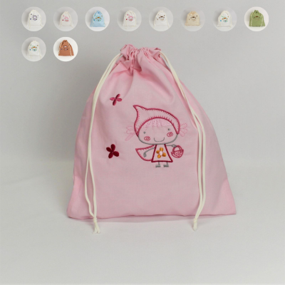 Saco de tecido rosa com cordões e personagem infantil bordada